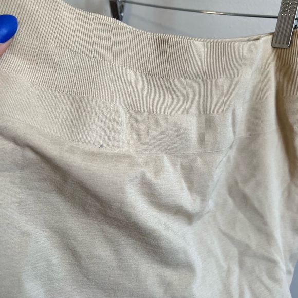 alphalete amplify shorts 4.5 length - Picture 3 of 4